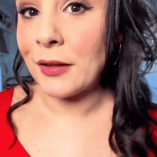 Mujer retocándose el labial constantemente