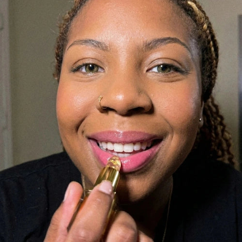 Zufriedene Kundin mit Nuance Lippenstift
