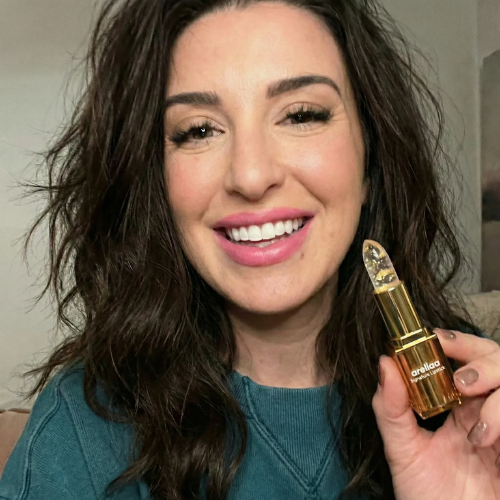 Zufriedene Kundin mit Nuance Lippenstift