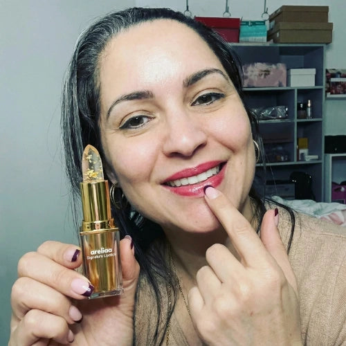 Zufriedene Kundin mit Nuance Lippenstift